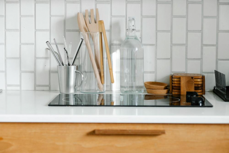 utensílios cozinha limpos alojamento local